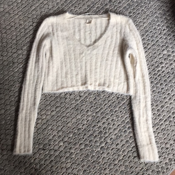 EUC Urban Outfitters Cropped Sweater szS worn once - Picture 5 of 6